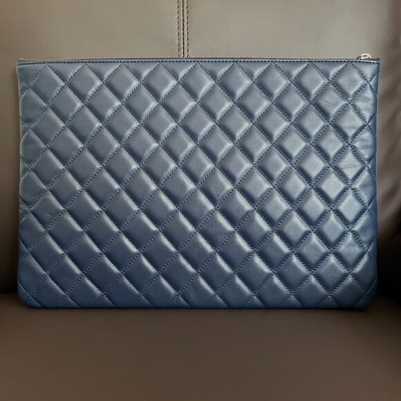 CHANEL Large O Case Clutch Laptop Portfolio in Blue Lambskin - Picture 5 of 15
